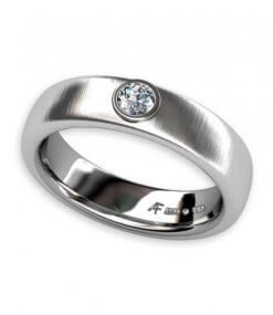 borstad ring med diamant