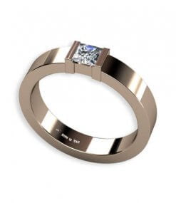 ring i rött guld med prinsess slipad diamant