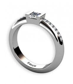 prinsess slipad diamant samt briljantslipade diamanter i faden