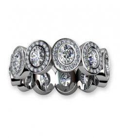 helalliansring med ovala diamanter och briljantslipade diamanter