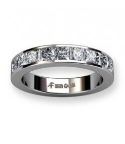 alliansring i 18 k vitguld med prinsesslipade diamanter