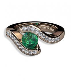 grön safir och briljantslliapde diamanter i 18 k rött guld