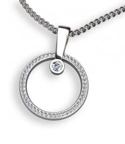 ring med sidoinfattade briljanter