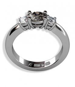 trestensring i vitguld med oval coffeyfärgad diamant samt briljanter