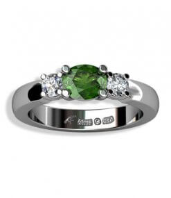 3 stensring med oval grön turmalin och diamanter i vitguld