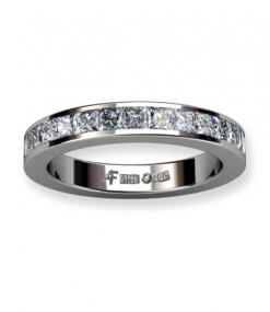 alliansring i 18 k vitguld med prinsess slipade diamanter