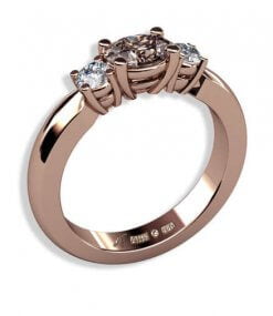 3 stensring i roséguld med oval diamant och briljantslipade diamanter