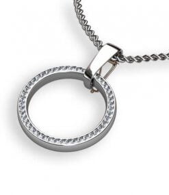 fadeninfattade diamanter på sidan av ring