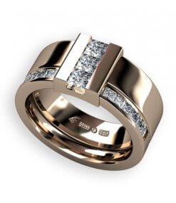 bred ring i rött guld med prinsess slipade diamanter