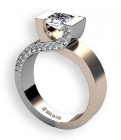 sidenmatt ring 18 k med prinsess slipad diamant