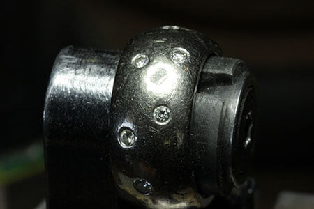 alliansring sliten med hackmärken