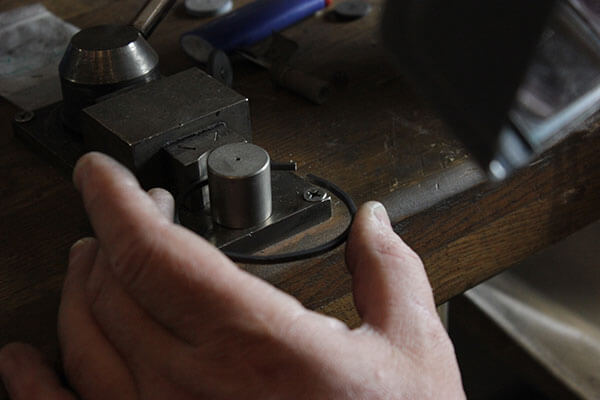 fyrkantstråd i vitguld formas