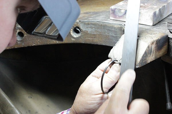 armringen i vitguld börjar ta form