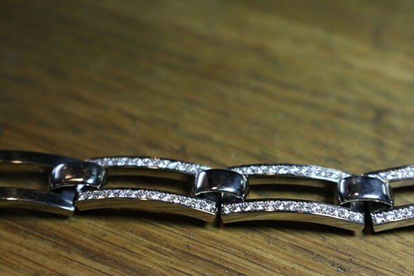 fadeninfattade briljantslipade diamanter 