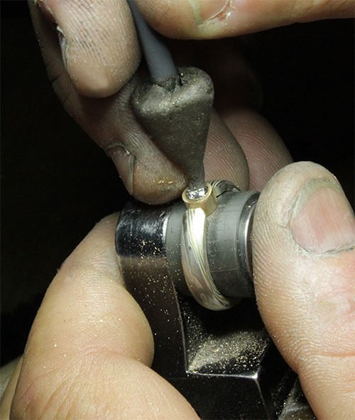 placera diamanten i mokumeringen