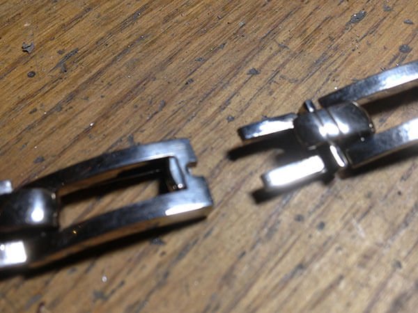 maskerat armbandslås med delad insticksfjäder