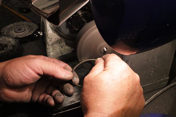 förslipning av vitguldsarmring