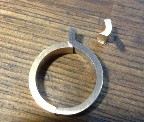 delar av ringen i rött och vitt guld