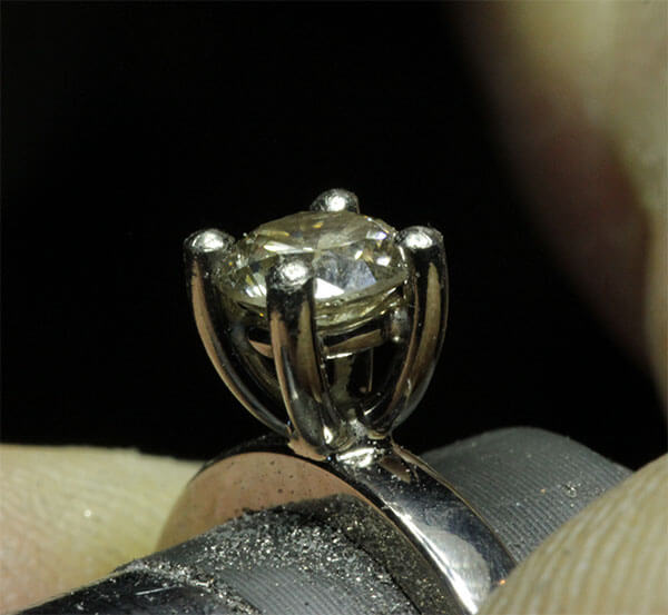 närbild av enstensringens fattning