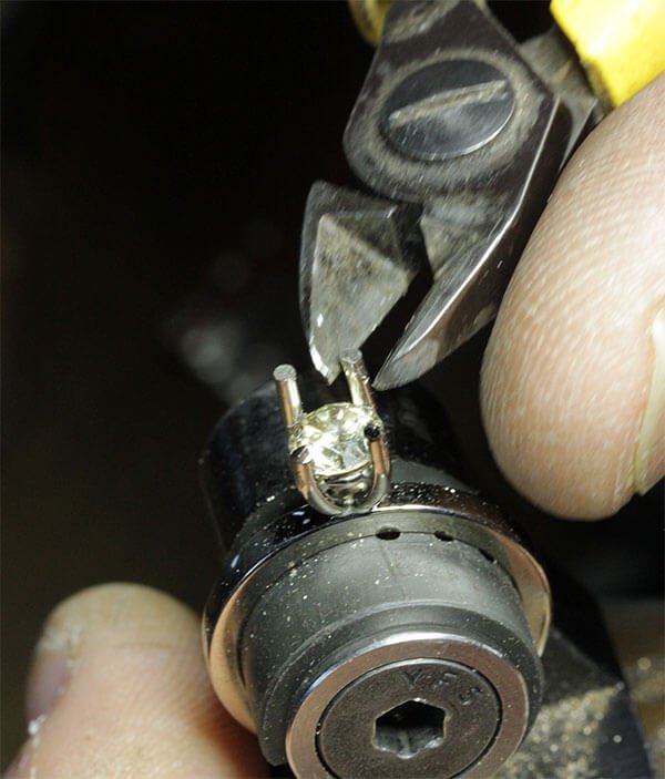 klipper av klorna på fattningen