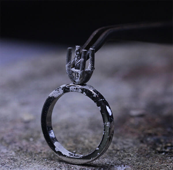 fattningen på enstensringen har lötts fast