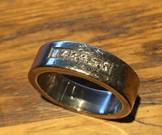 matt och med hackmärken vigselring