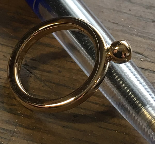 handsmidd guldring med kula