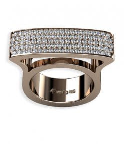 glittrande diamantring med massor med diamanter