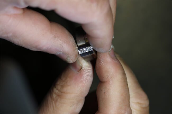 inpassning av diamanter i ring