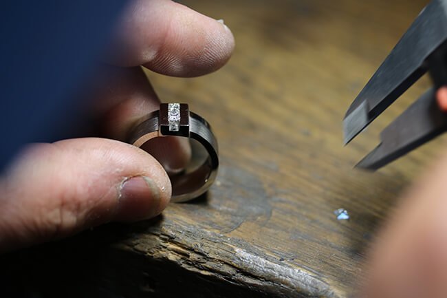 lösa diamanter passas in i vitguldsring