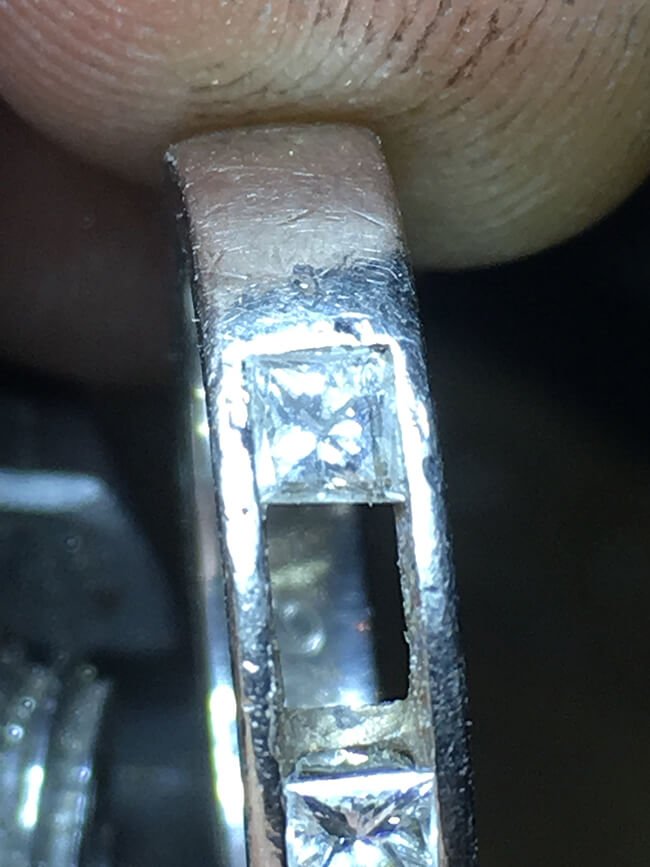 trasig alliansring med prinsess slipade diamanter