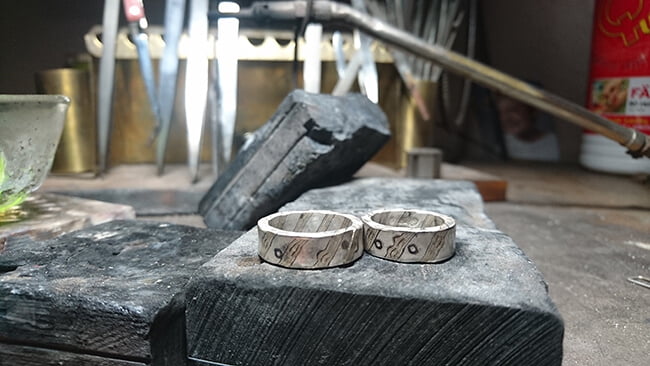mokume vigselringar under tillverkning