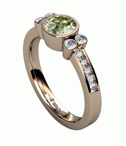 guldring med diamanter och grön diamant