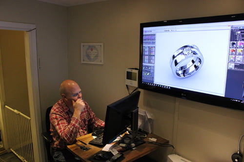 skissar förslag på vigselring