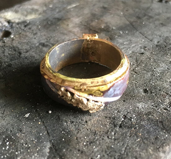 tunn guldring förstärkes