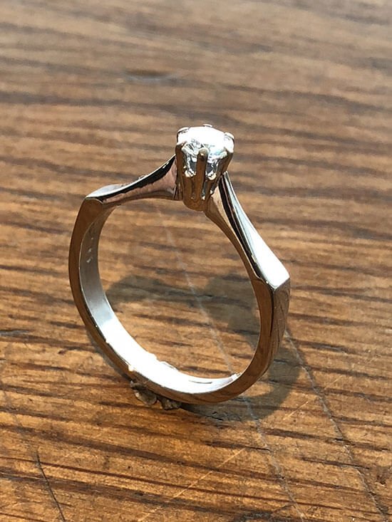 vitguldsring med ny kraftigare skena