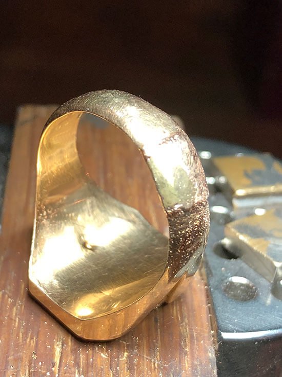 sätta i guldbit i klackring