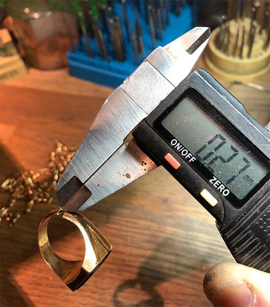 tunnt gods i guldklackring