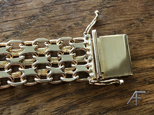 x-länksarmband har kortats snyggt