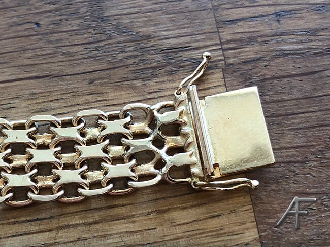 ful stellödning på guldarmband