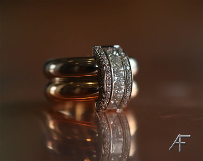 Guldsmed tillverkar handgjora ringar