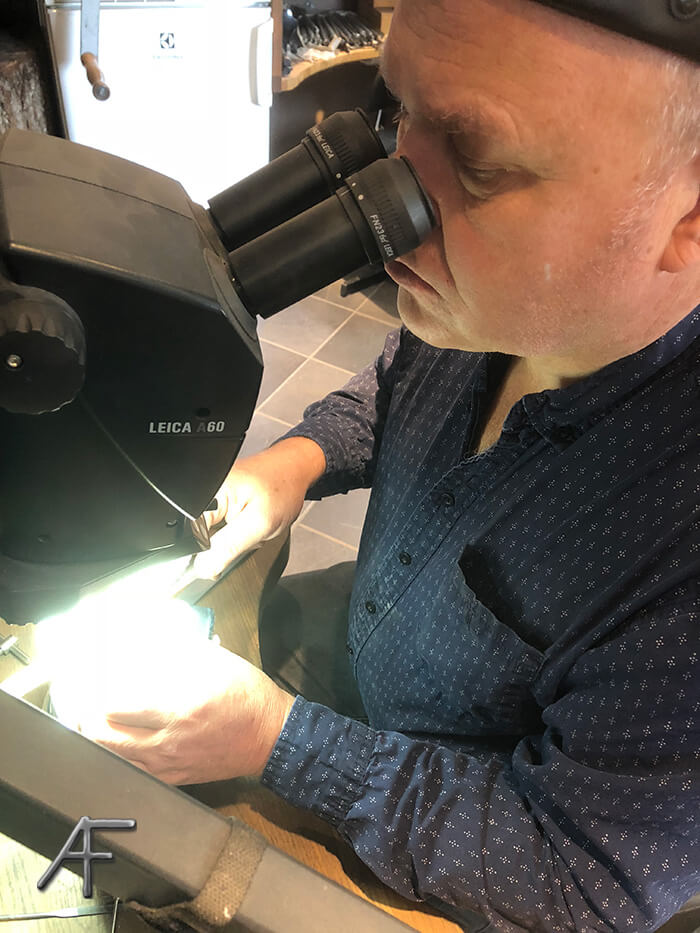 rolex - arbete under mikroskope