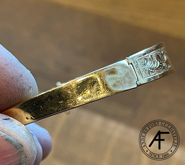 bucklor i armring i guld